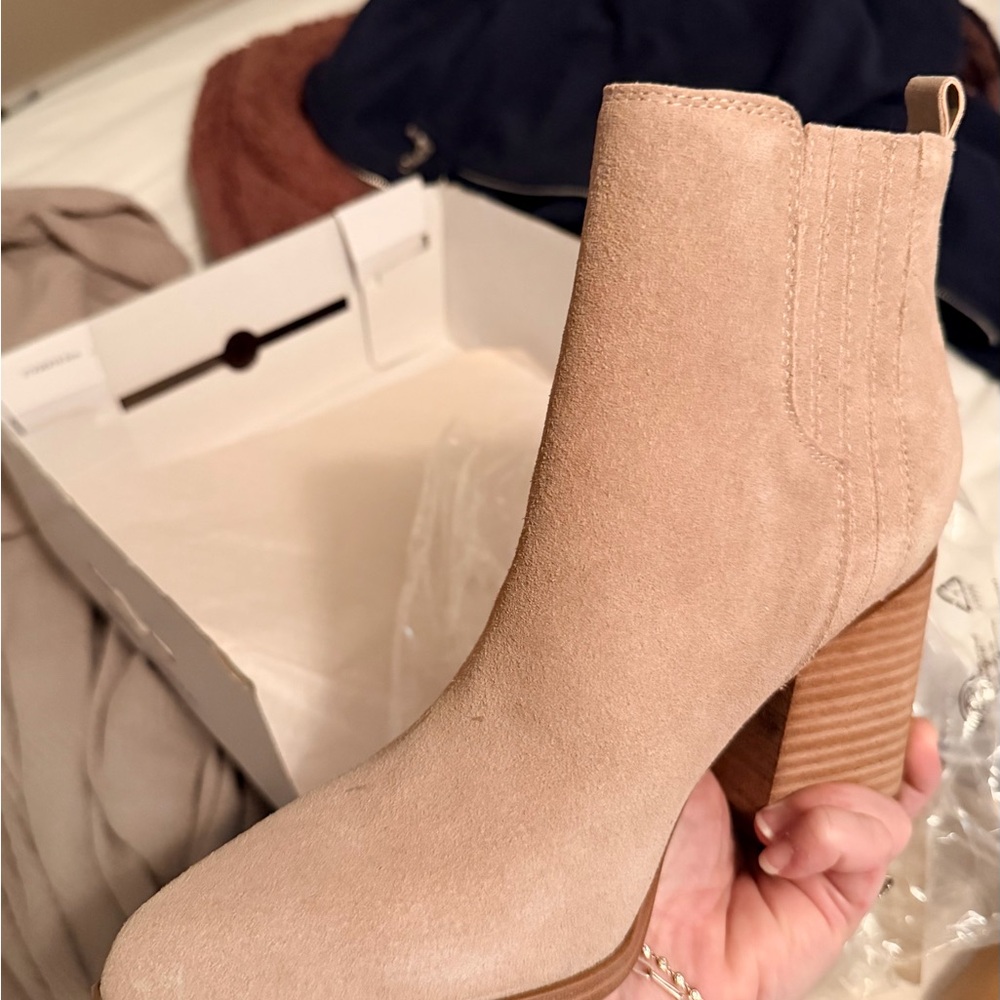 Marc Fisher Women’s matter bootie walnut suede